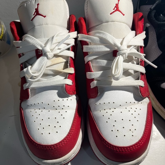 red and white low jordans